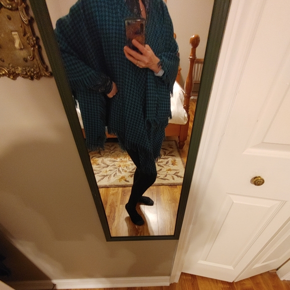 Poncho - Picture 2 of 6